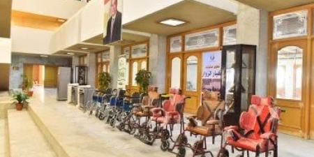محافظ أسيوط يسلم كراسى متحركة وسماعات طبية للأطفال وأجهزة للعرائس