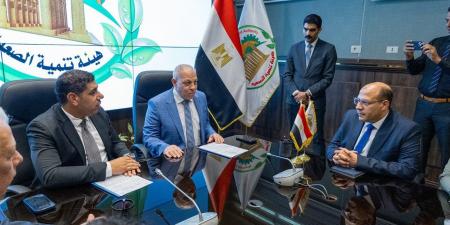 هيئة تنمية الصعيد توقع عقود تشغيل مجمع صناعات تجفيف الطماطم بالأقصر.. صور