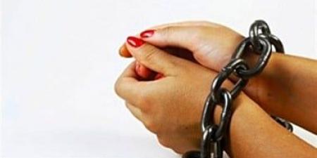 سيدة تتهم شقيقها بتعذيب والدتهما.. والتحقيقات: واقعة مختلقة بسبب خلافات الميراث