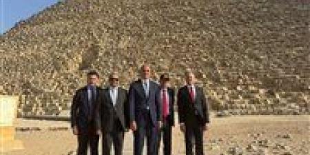 وزير
      السياحة
      التركي
      يشيد
      بعبقرية
      المصري
      القديم
      في
      بناء
      الأهرامات
      ونحت
      تمثال
      أبو
      الهول - تكنو بلس