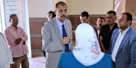 محافظ سوهاج يتفقد معرض تسويق المنتجات الحرفية بحى الكوثر