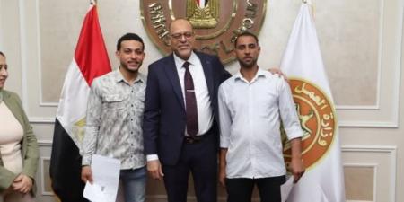 وزير العمل يُسلم عقودا للمتقدمين على فرص عمل بالإمارات - تكنو بلس