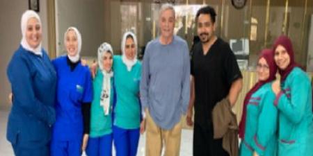 محمود
حميدة
يزور
صبري
عبد
المنعم
بعد
دخوله
المستشفى - تكنو بلس