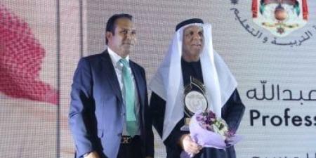 الأردن
يكرم
المسرحي
إسماعيل
عبد
الله
الأمين
العام
للهيئة
العربية
للمسرح - تكنو بلس