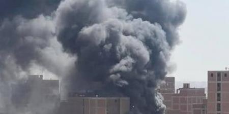 15 سيارة إطفاء تكافح حريق داخل مصنع مناديل فى مدينة السلام