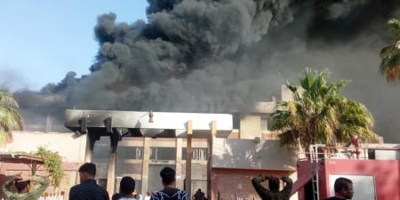 فصل الكهرباء عن موقع حريق مصنع بـ6 أكتوبر لتسهيل السيطرة على النيران.. صور