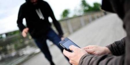 إحالة عاطل للمحاكمة بتهمة سرقة الهواتف المحمول بالشرابية