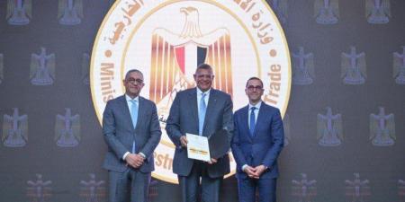 مصر:
      وزير
      الاستثمار
      والتجارة
      الخارجية
      يسلم
      6
      رخص
      ذهبية
      جديدة
      لعدد
      من
      المشروعات
      الاستثمارية - تكنو بلس