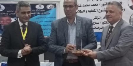 رئيس
جامعة
السويس
يكرم
وكيل
وزارة
التربية
والتعليم - تكنو بلس