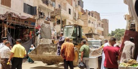 إزالة 230 حالة إشغال بالسوق التجارى وشارع 23 يوليو بمدينة إدفو