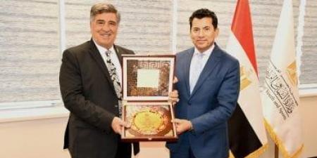 "الجبهة الوطنية" يهدى وزير الرياضة "درع تكريم" لدعمه العمل المجتمعى