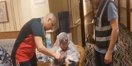 فيديو..
مشهد
إنساني..
بعثة
حج
القرعة
تُعيد
متعلقات
حاجة
بعد
فقدها  - تكنو بلس