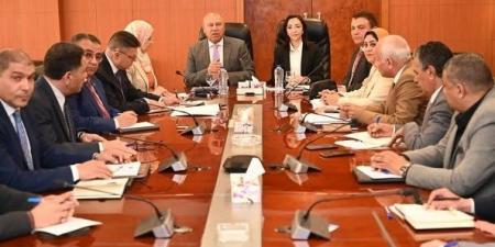 وزير
      الصناعة
      يبحث
      مع
      محافظ
      ومستثمري
      البحيرة
      تحديات
      المناطق
      الصناعية
      بالمحافظة - تكنو بلس