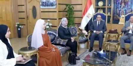 رئيس جامعة المنصورة يُكَرِّم طالبتين بكلية التربية للطفولة المبكرة لأمانتهما