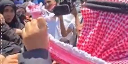 بالفيديو
      ..
      وقفة
      احتجاجية
      للمطالبة
      بعفو
      عام
      ..
      والعرموطي
      لـ"سرايا":
      اليوم
      ربطوا
      شماغي
      كما
      ربطوه
      أول
      مرة - تكنو بلس