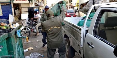 مدينة الأقصر تضبط 15 عبوة يستخدمها نباشين القمامة.. صور
