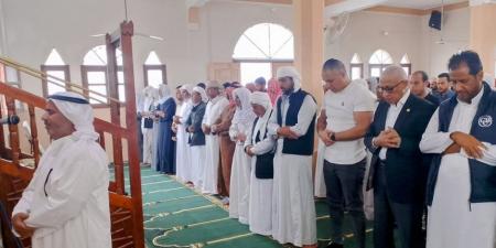 محافظ شمال سيناء يؤدي صلاه العيد وسط جموع المواطنين في مسجد الشلاق بالشيخ زويد  (صور) - تكنو بلس