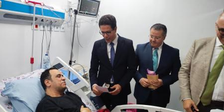 محافظ القليوبية ورئيس جامعة بنها يوزعون الورود على المرضى بالمستشفيات
