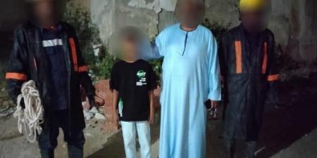 إنقاذ
طفل
بعد
سقوطه
في
بالوعة
مياه
الصرف
بالبحر
الأحمر - تكنو بلس