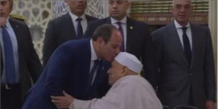 الرئيس السيسي يقبل رأس الدكتور أحمد عمر هاشم خلال أداء صلاة عيد الأضحى - تكنو بلس