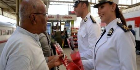 وزارة الداخلية توزع هدايا على المواطنين ابتهاجا بالعيد.. صور