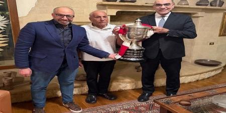 بعد
      غيابه
      عن
      المباراة..
      إدارة
      الزمالك
      تحتفل
      بكأس
      مصر
      في
      منزل
      حسين
      لبيب - تكنو بلس