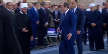 الرئيس
      السيسي
      يغادر
      مسجد
      مصر
      بالعاصمة
      الإدارية
      بعد
      أداء
      صلاة
      عيد
      الأضحى - تكنو بلس