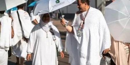 مظلات وماء وحنان.. أزواج يرسمون ملامح المودة في المشاعر المقدسة