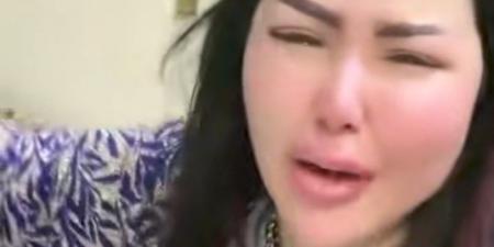 ضربني
      وخد
      بناتي..
      زوجة
      إسماعيل
      الليثي
      تستغيث:
      حد
      يلحقني - تكنو بلس