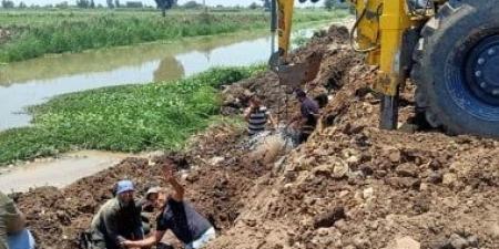 إصلاح كسر بماسورة مياه رئيسية قطرها 450 مليمترًا على الطريق الدولي بكفر الشيخ