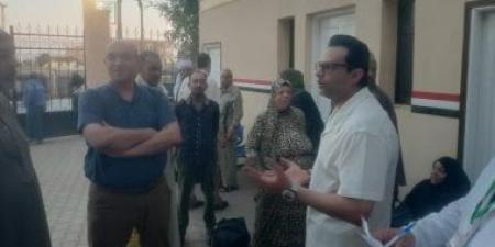 وكيل وزارة الصحة بسوهاج يتفقد مستشفى المراغة ويقرر صرف مكافأة شهر لطبيبة