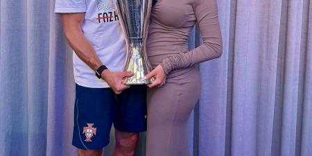 «رونالدو
      وجورجينا»..
      احتفال
      خاص
      بتتويج
      البرتغال
      بكأس
      الأمم
      الأوروبية..
      صور - تكنو بلس