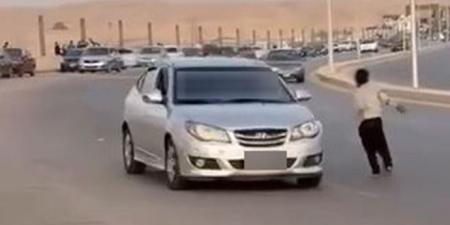 طفل مهتز نفسي يلهو بمنتصف أحد محاور المقطم معرضًا حياته للخطر