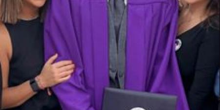 بالصور..
تيم
حسن
وديما
بياعة
معًا
من
جديد
في
حفل
تخرج
ابنهما - تكنو بلس