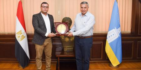 الشربينى
يجتمع
مع
احمد
خالد
بمقر
ديوان
المحافظة - تكنو بلس