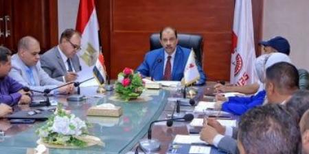 محافظ سوهاج يبحث استقبال الثانوية العامة ويعقد اجتماعًا لمناقشة تشغيل الأسواق الحضرية