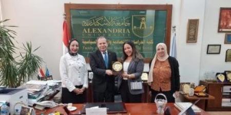 كلية العلوم السياسية بالإسكندرية تكرم خريجيها من الملحقين الدبلوماسيين الجدد