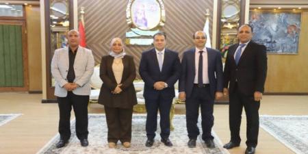 رئيس
      جامعة
      جنوب
      الوادي
      يستقبل
      لجنة
      مجلس
      الجامعات
      الأهلية
      لتقييم
      برنامج
      طب
      الأسنان - تكنو بلس