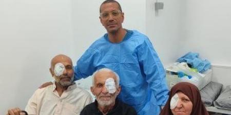 طبيب عيون بقنا يجرى جراحات بالمجان لـ 3 مسنين من غزة