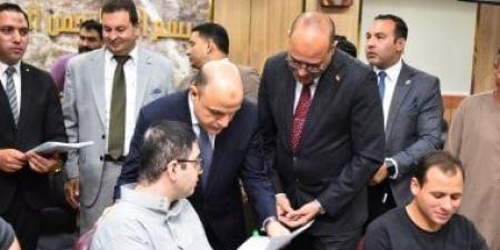 وزير العمل ومحافظ كفر الشيخ يسلّمان عقود عمل لذوي همم