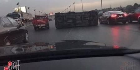انقلاب سيارة نقل وسقوط حمولة زلط على جراج سيارات فى الطالبية