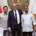وزير العمل يُسلم عقودا للمتقدمين على فرص عمل بالإمارات - تكنو بلس
