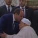 الرئيس السيسي يقبل رأس الدكتور أحمد عمر هاشم خلال أداء صلاة عيد الأضحى - تكنو بلس