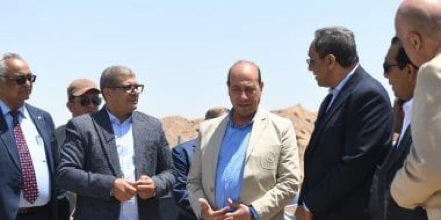محافظ قنا ورئيس جهاز التعمير يتفقدان مشروع استصلاح 390 فدانًا