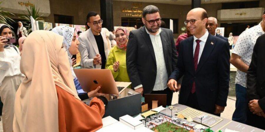 رئيس
      جامعة
      أسيوط
      يفتتح
      المعرض
      الفني
      السنوي
      لطلاب
      قسمي
      الديكور
      والعمارة
      بكلية
      الفنون
      الجميلة - تكنو بلس