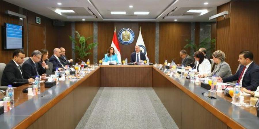 وزير
      البترول:
      إجراءات
      جديدة
      لتكثيف
      أعمال
      البحث
      والاستكشاف
      وزيادة
      الإنتاج - تكنو بلس