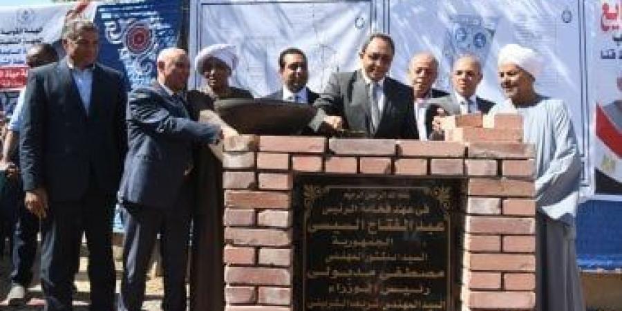 لخدمة أكثر من 140 ألف نسمة.. محافظ قنا يضع حجر الأساس لمحطة مياه الكلاحين بقفط