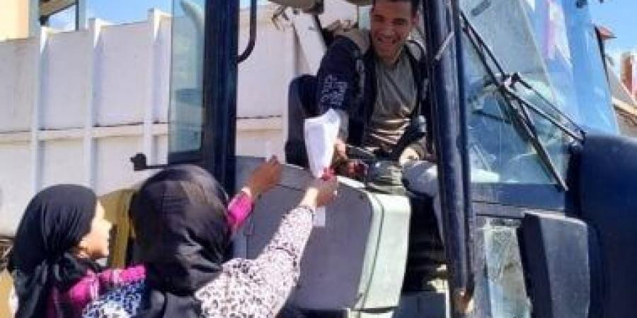 محافظة دمياط تنشر البهجة بين العمال وتهديهم باقات ورد وهدايا