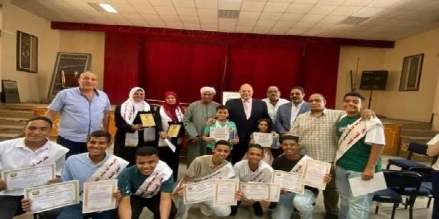 مدير
      تعليم
      قنا
      يكرم
      الفائزين
      فى
      مسابقة
      «المبتكر
      الصغير»
      و
      «دوري
      المكاتب
      التنفيذية» - تكنو بلس