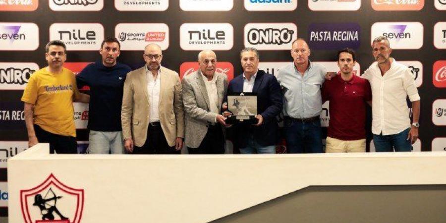 «درع
      النادي
      وتفقد
      المتحف»..
      الزمالك
      يكرم
      بيسيرو
      بعد
      إنهاء
      تعاقده
      بالتراضي - تكنو بلس